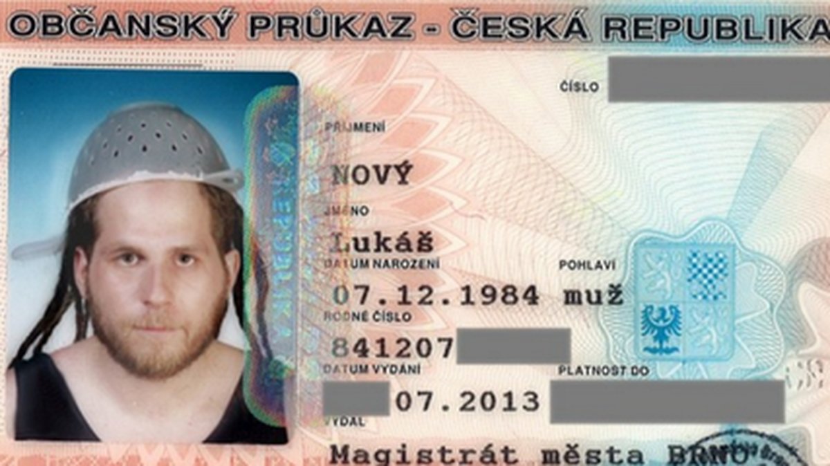 Lukas Novy fick rätt att bära durkslag på sitt id-kort.